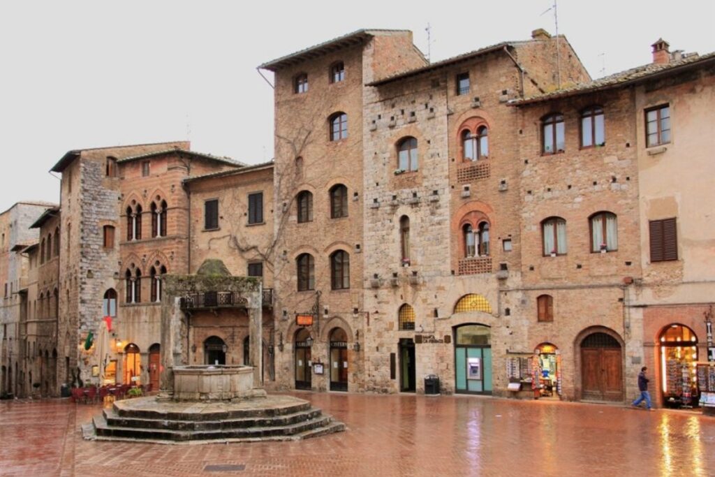 Piazza della Cisterna